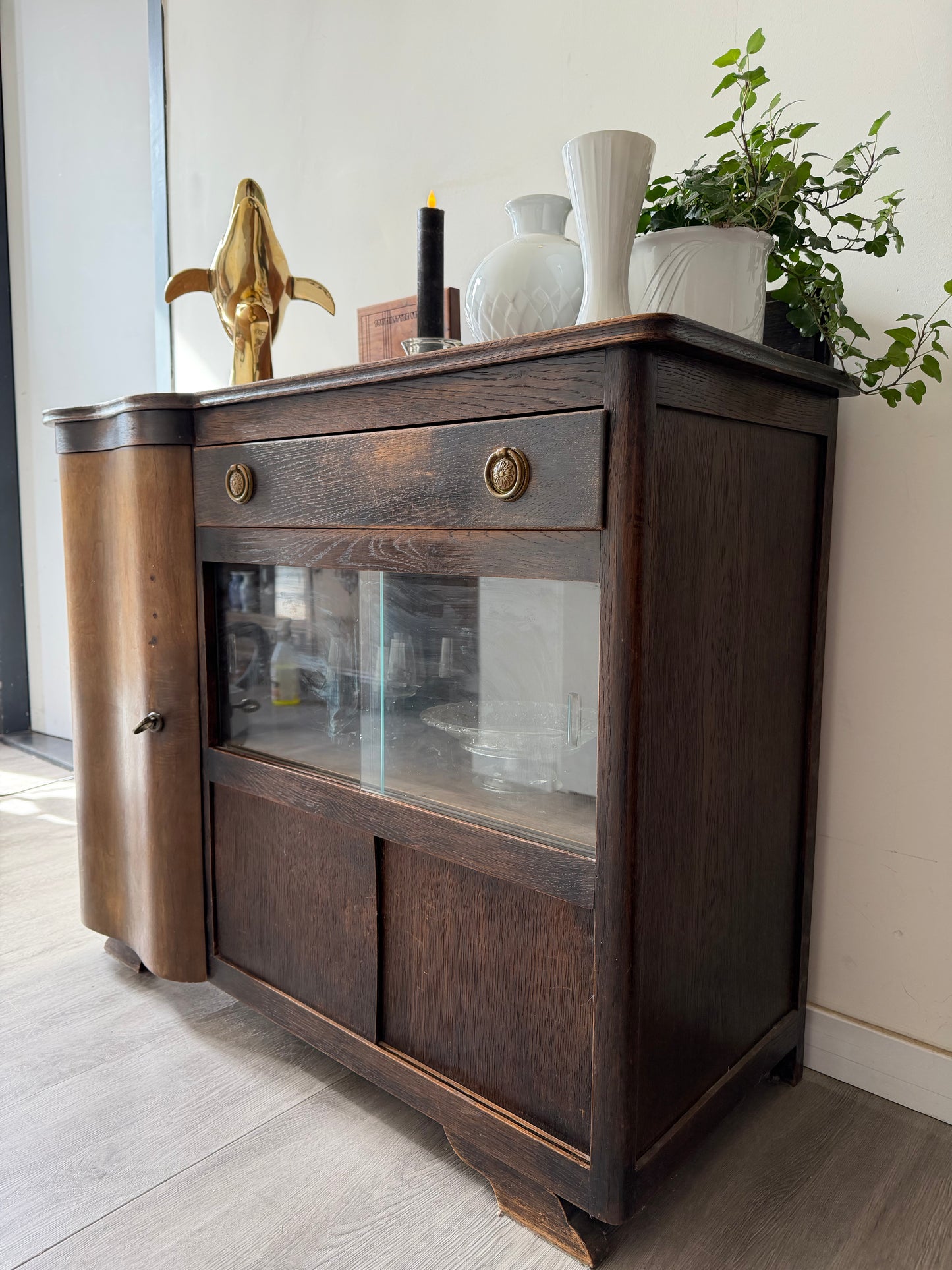 Art Deco kastje met glazen deurtjes