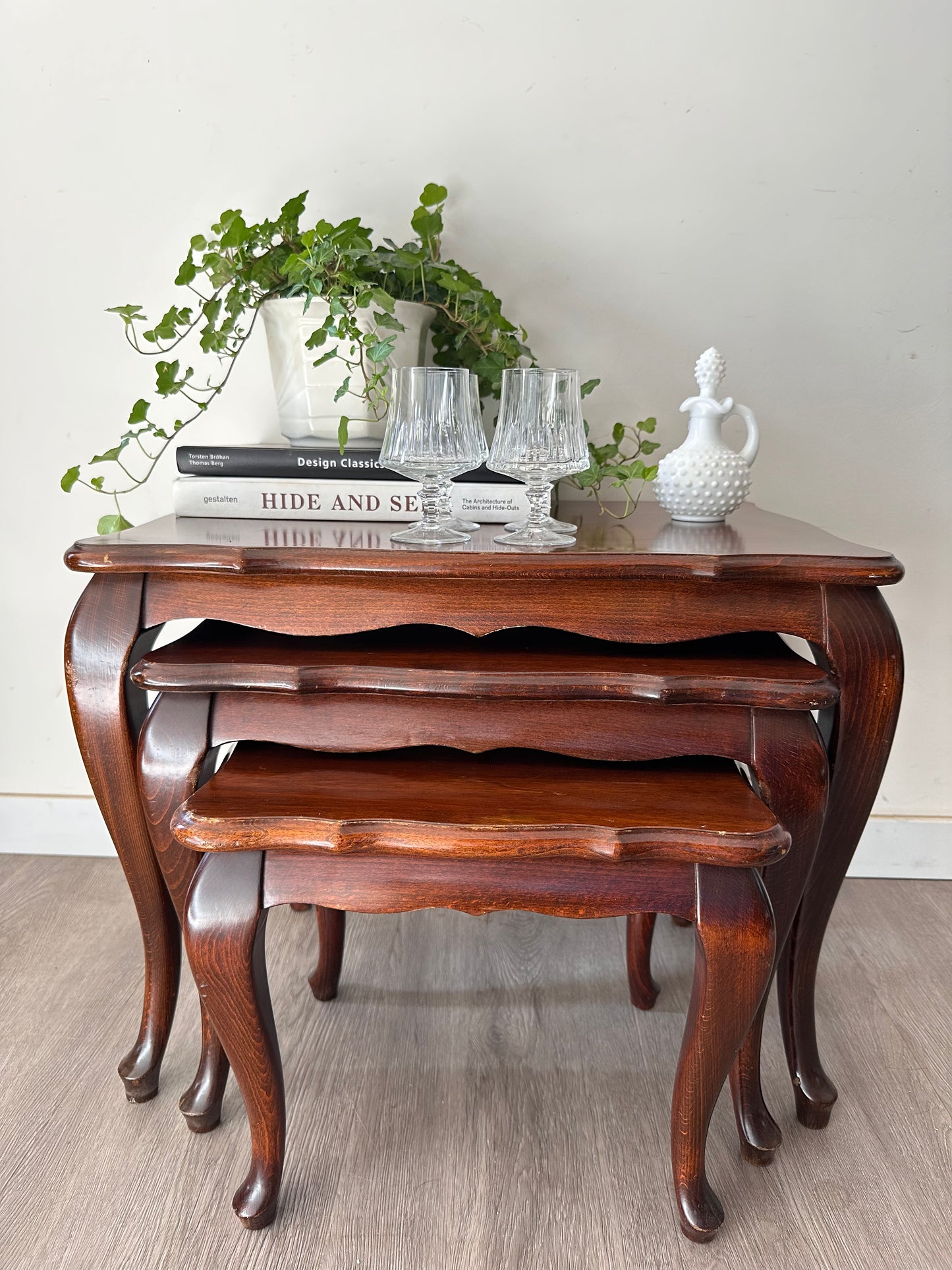 Nesting tables queen Ann stijl