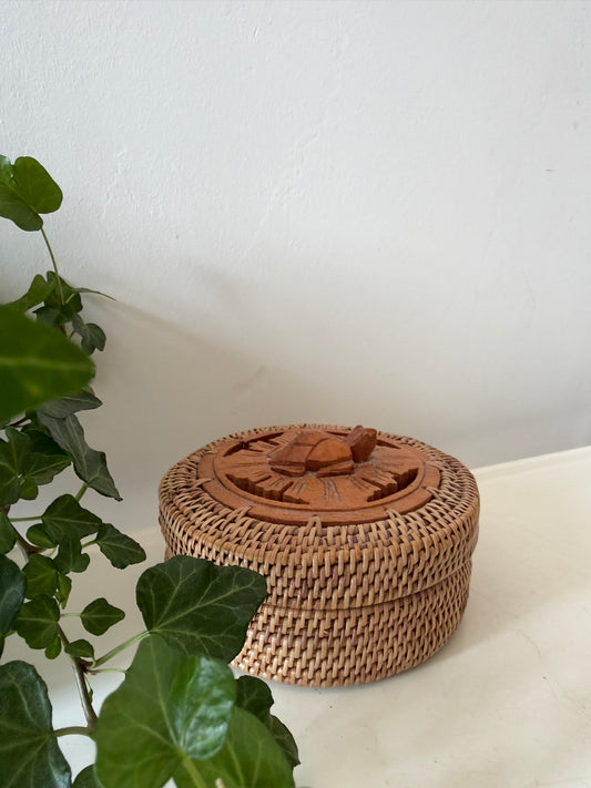 Geweldig leuk bewaardoosje rotan met hout