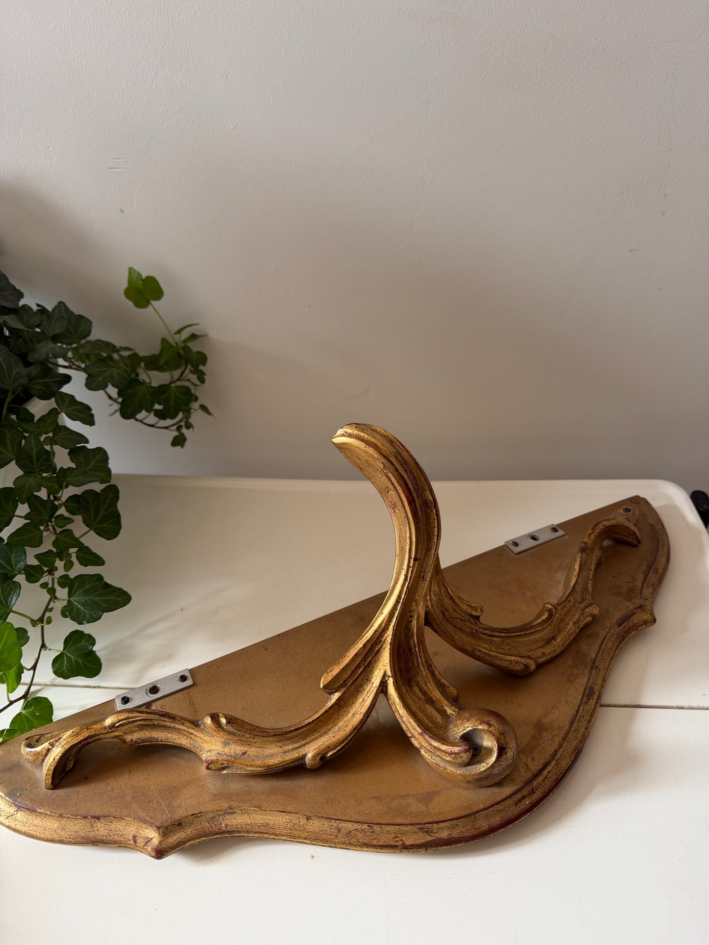 Goudkleurige wandconsole