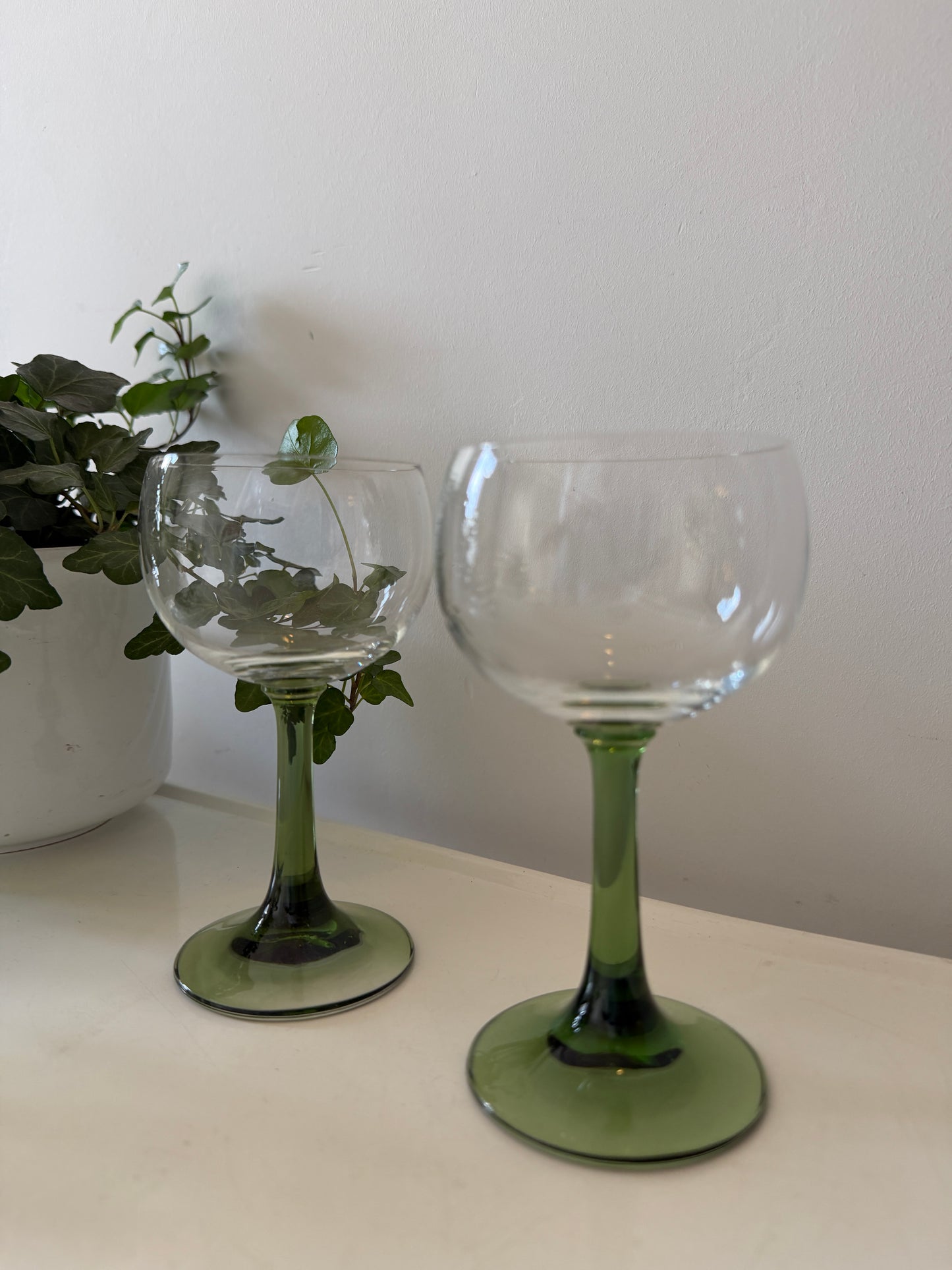 Set van 2 jaren 70 wijnglazen op groene voet