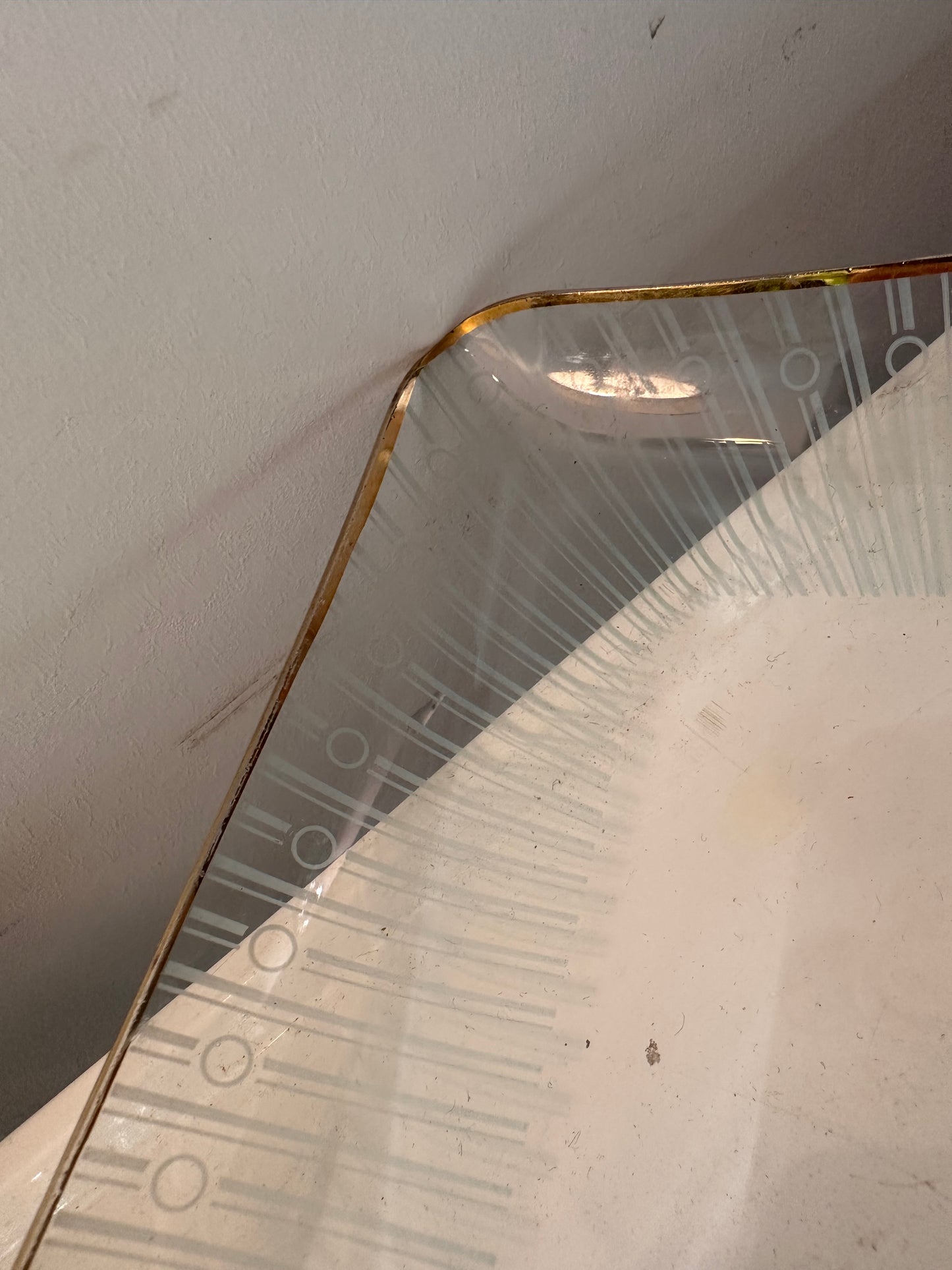 Glazen schaal met goudkleurige rand