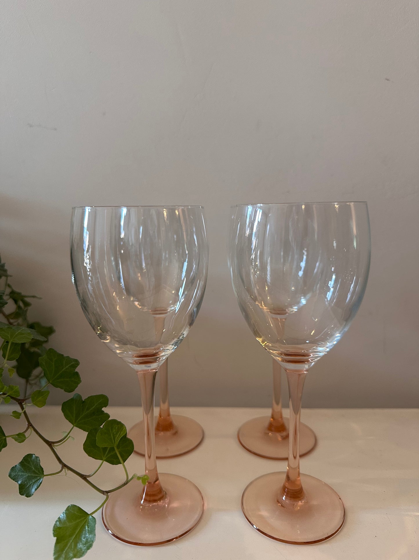 Set van 4 wijnglazen op roze oranje voet