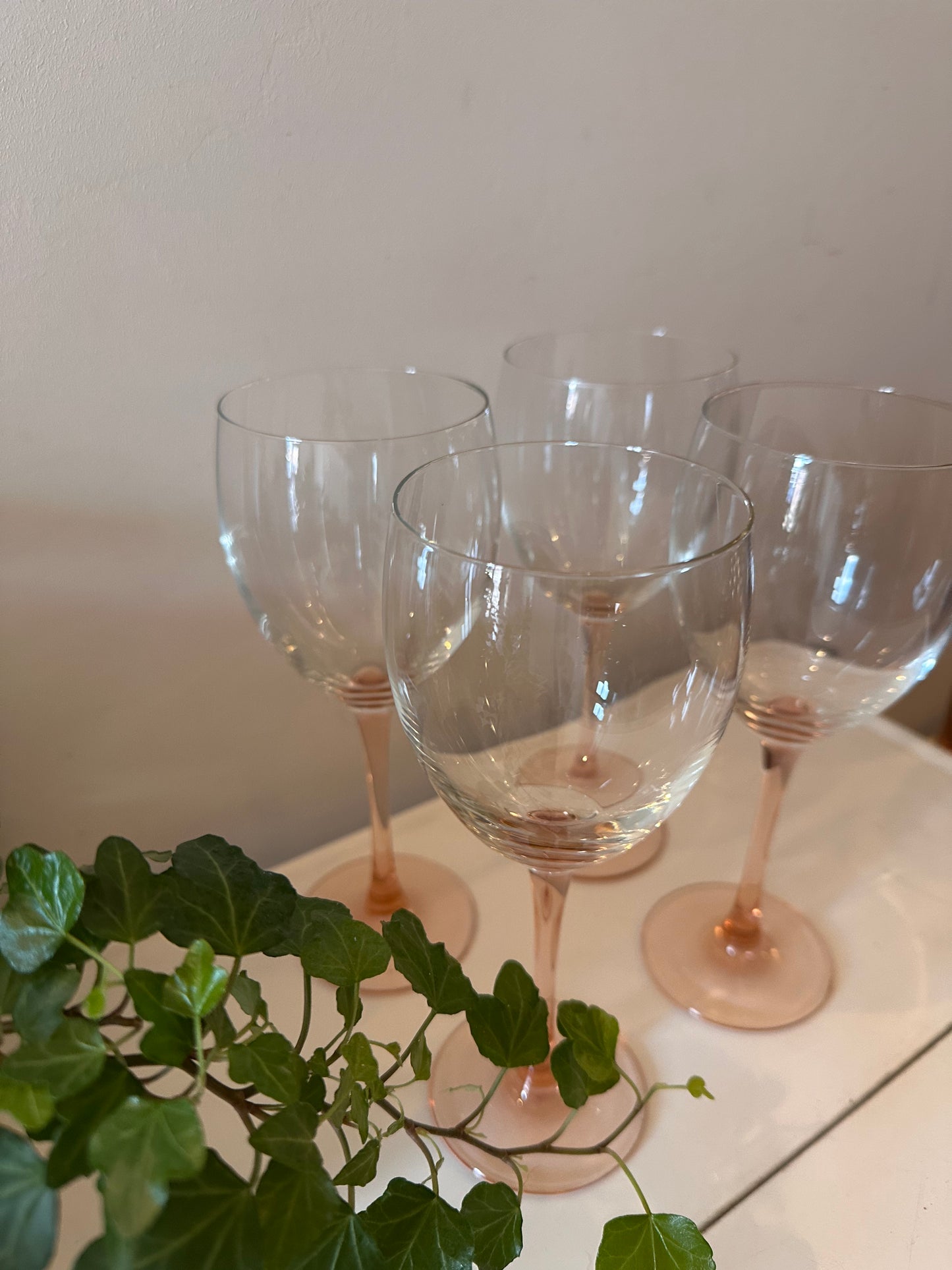 Set van 4 wijnglazen op roze oranje voet