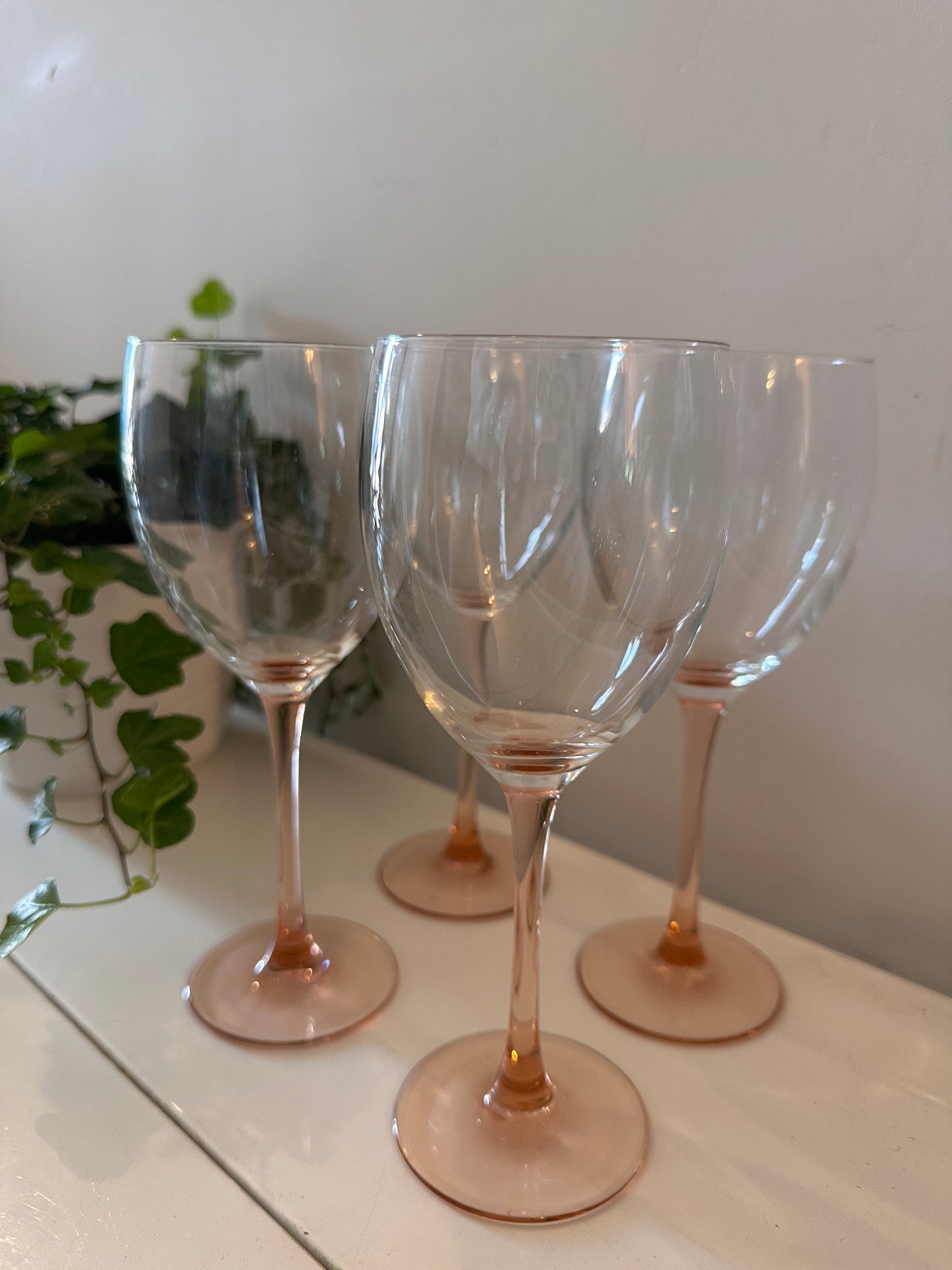 Set van 4 wijnglazen op roze oranje voet