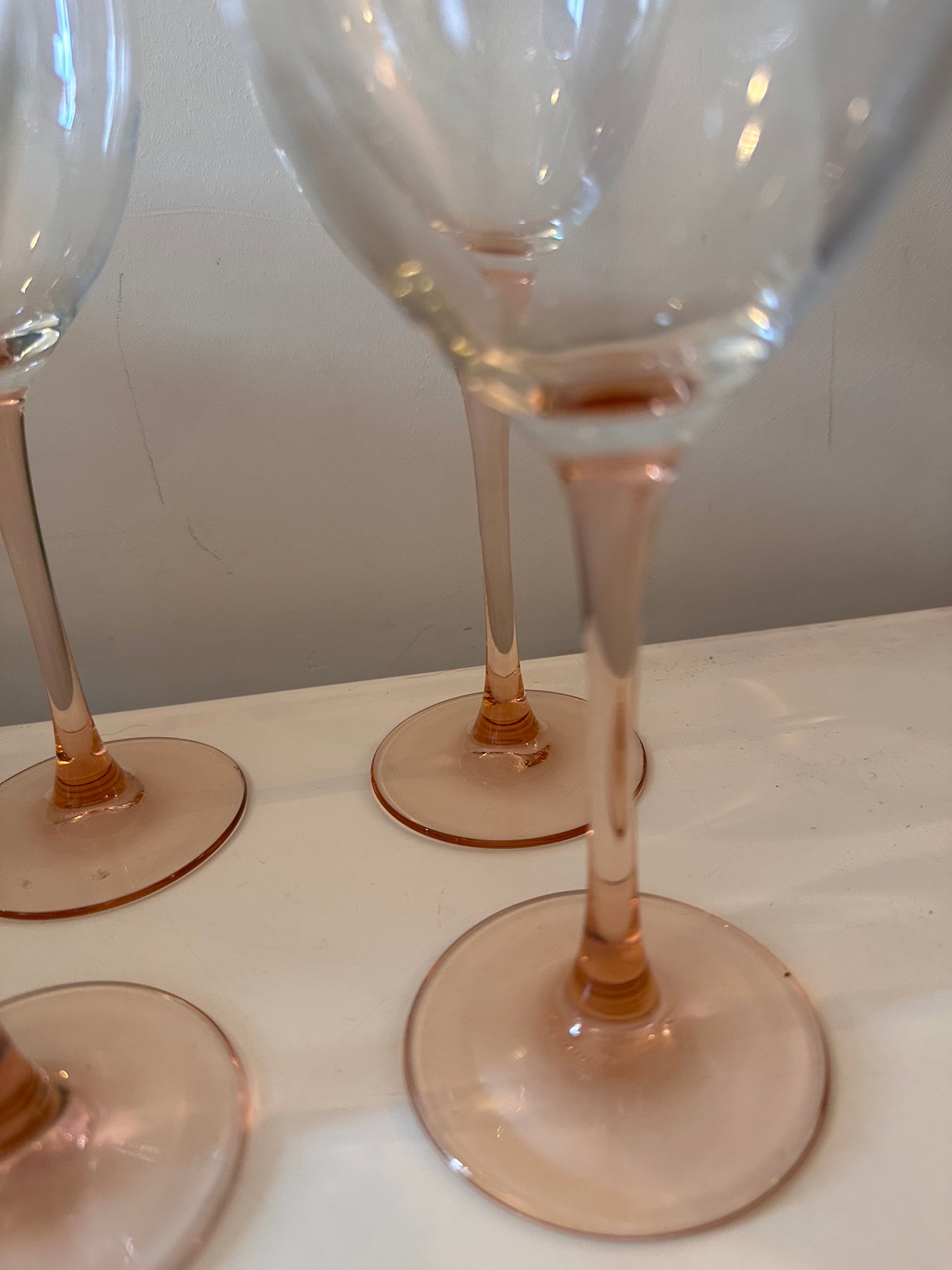 Set van 4 wijnglazen op roze oranje voet