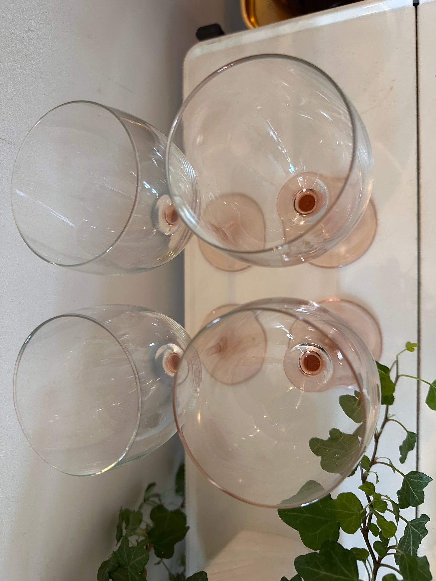 Set van 4 wijnglazen op roze oranje voet