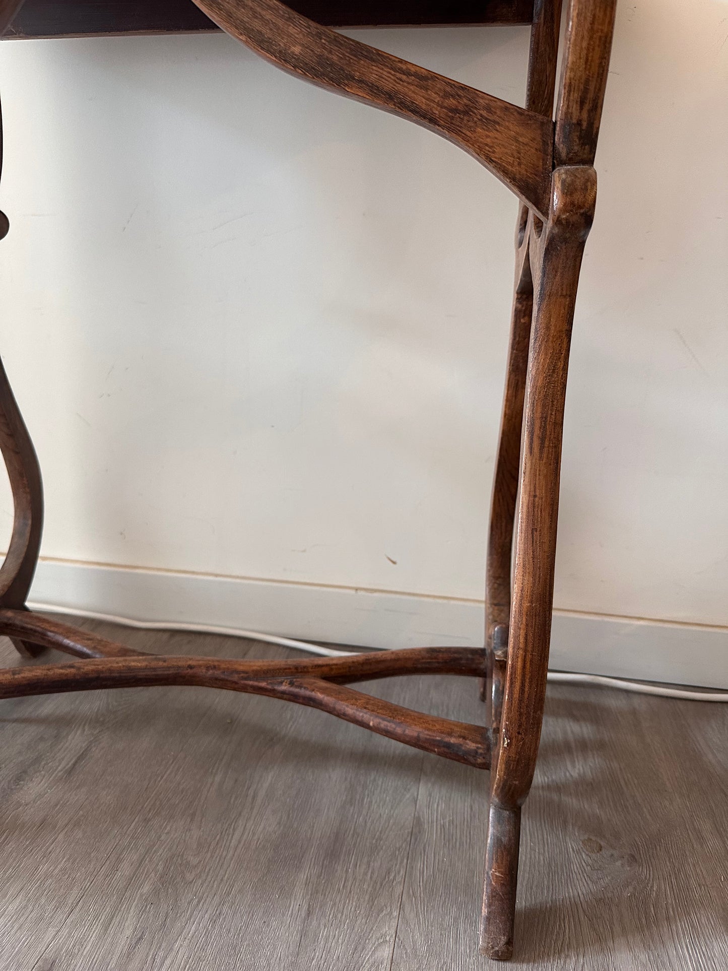 Houten tafeltje met bijzonder onderstel