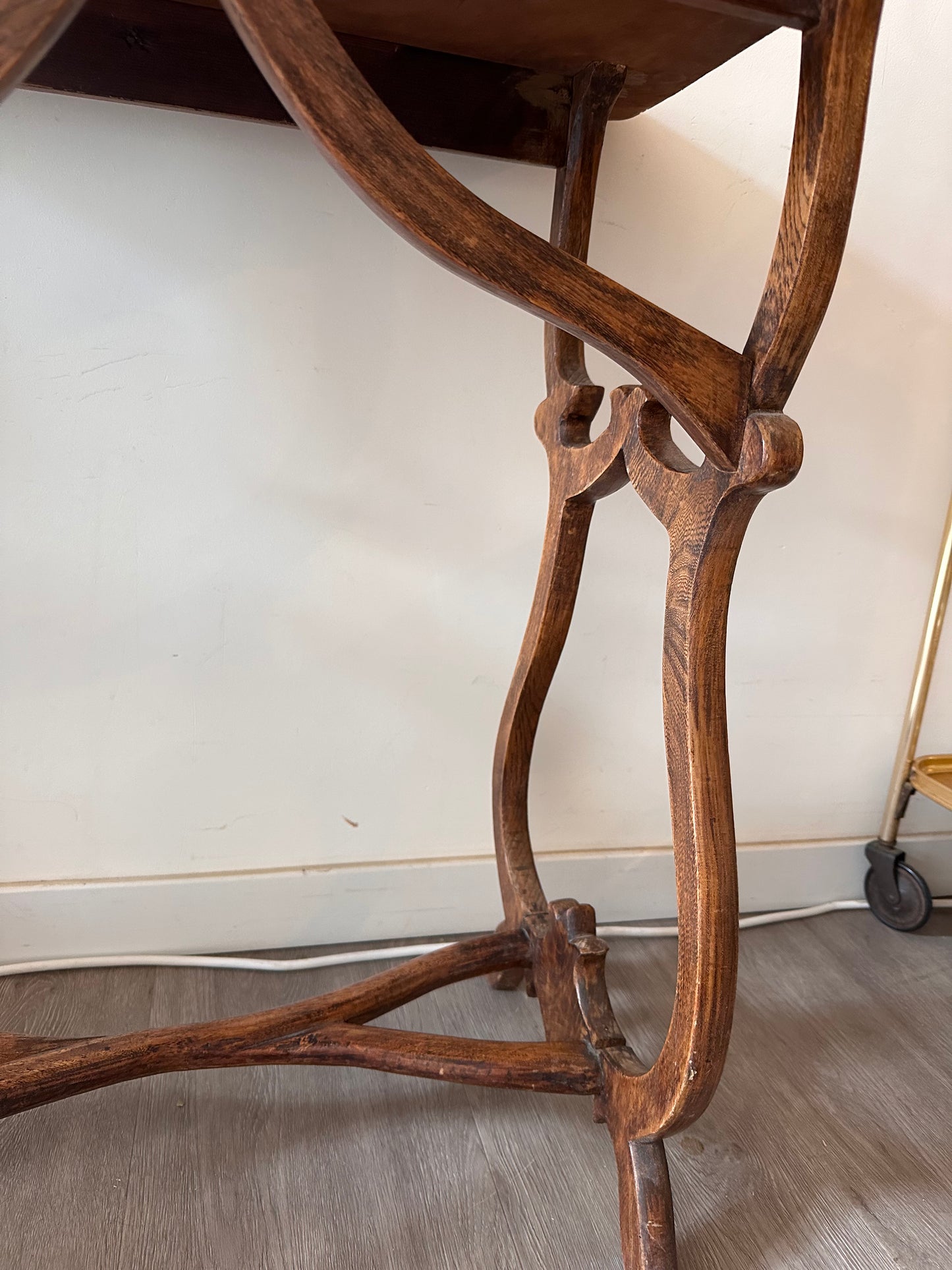 Houten tafeltje met bijzonder onderstel