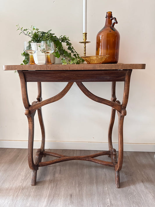 Houten tafeltje met bijzonder onderstel