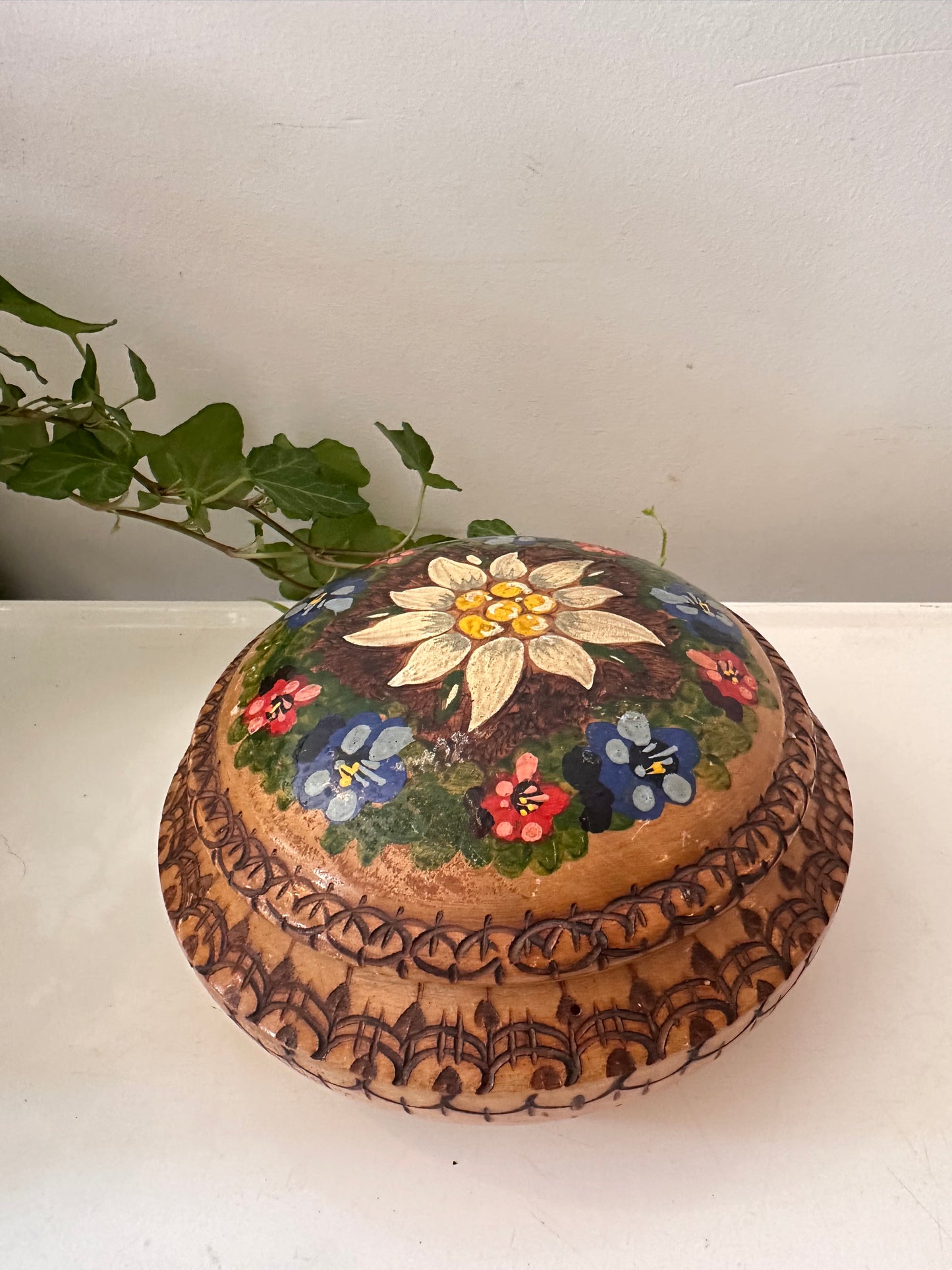 Houten bewaardoosje met edelweiss beschildering