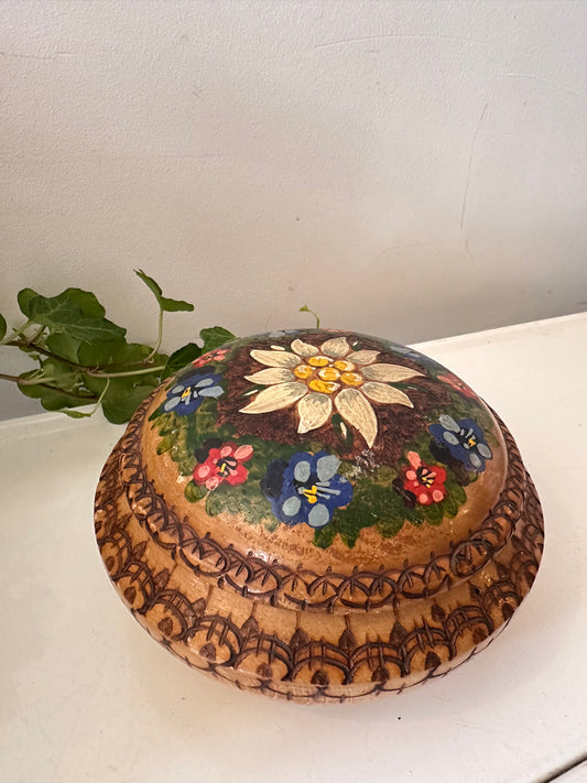 Houten bewaardoosje met edelweiss beschildering