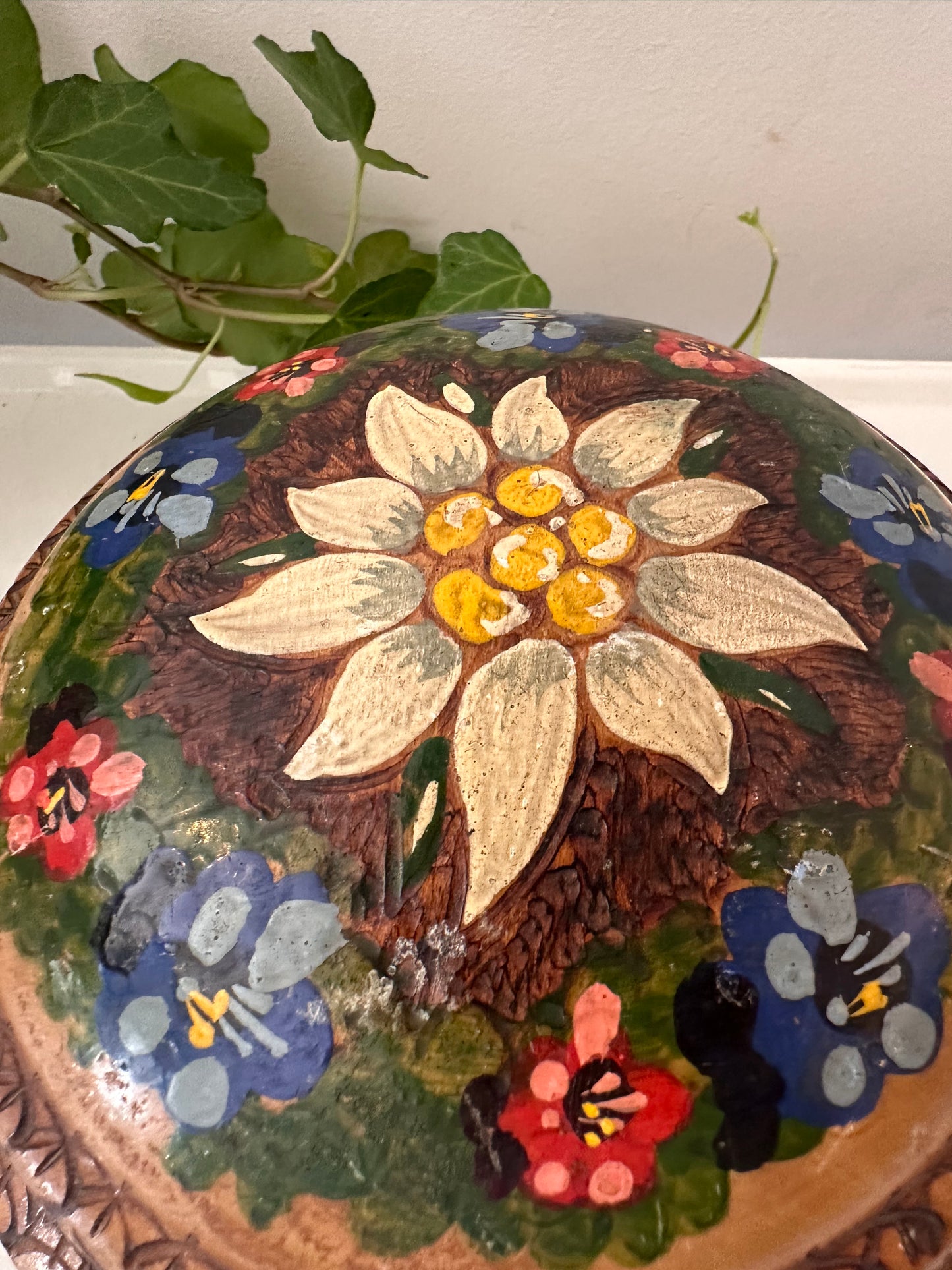 Houten bewaardoosje met edelweiss beschildering