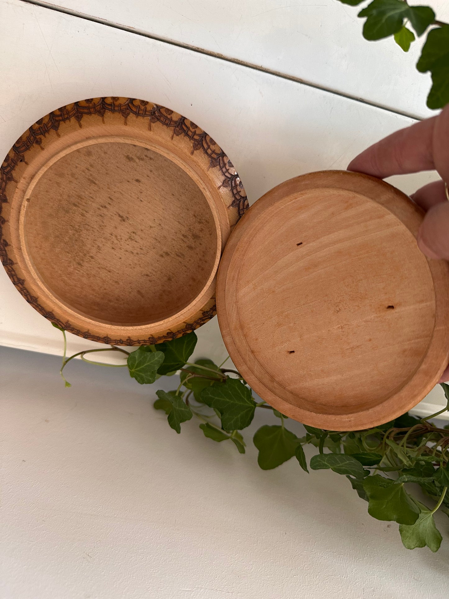 Houten bewaardoosje met edelweiss beschildering