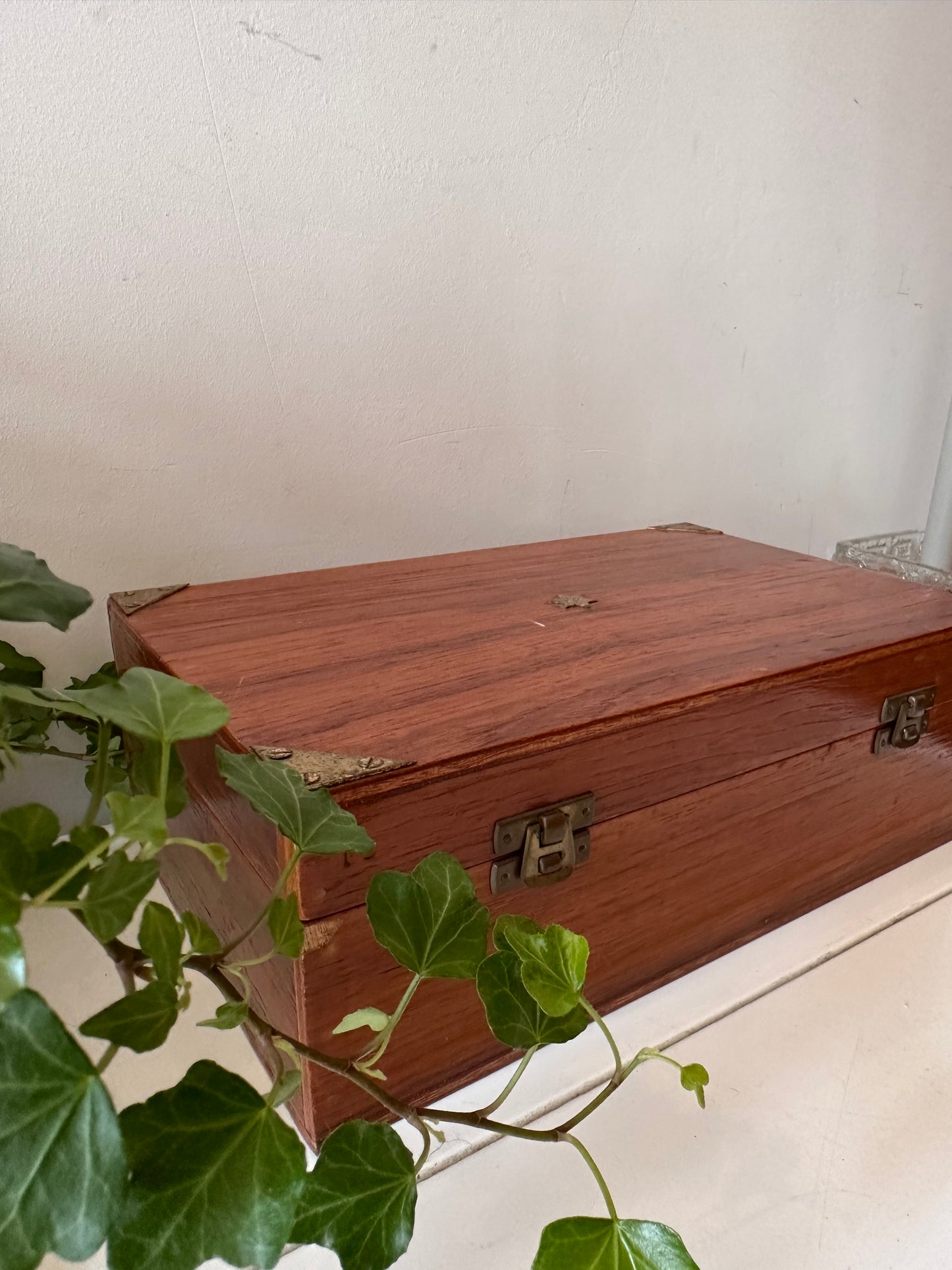 Houten bewaardoos met vakverdeling en messing beslag