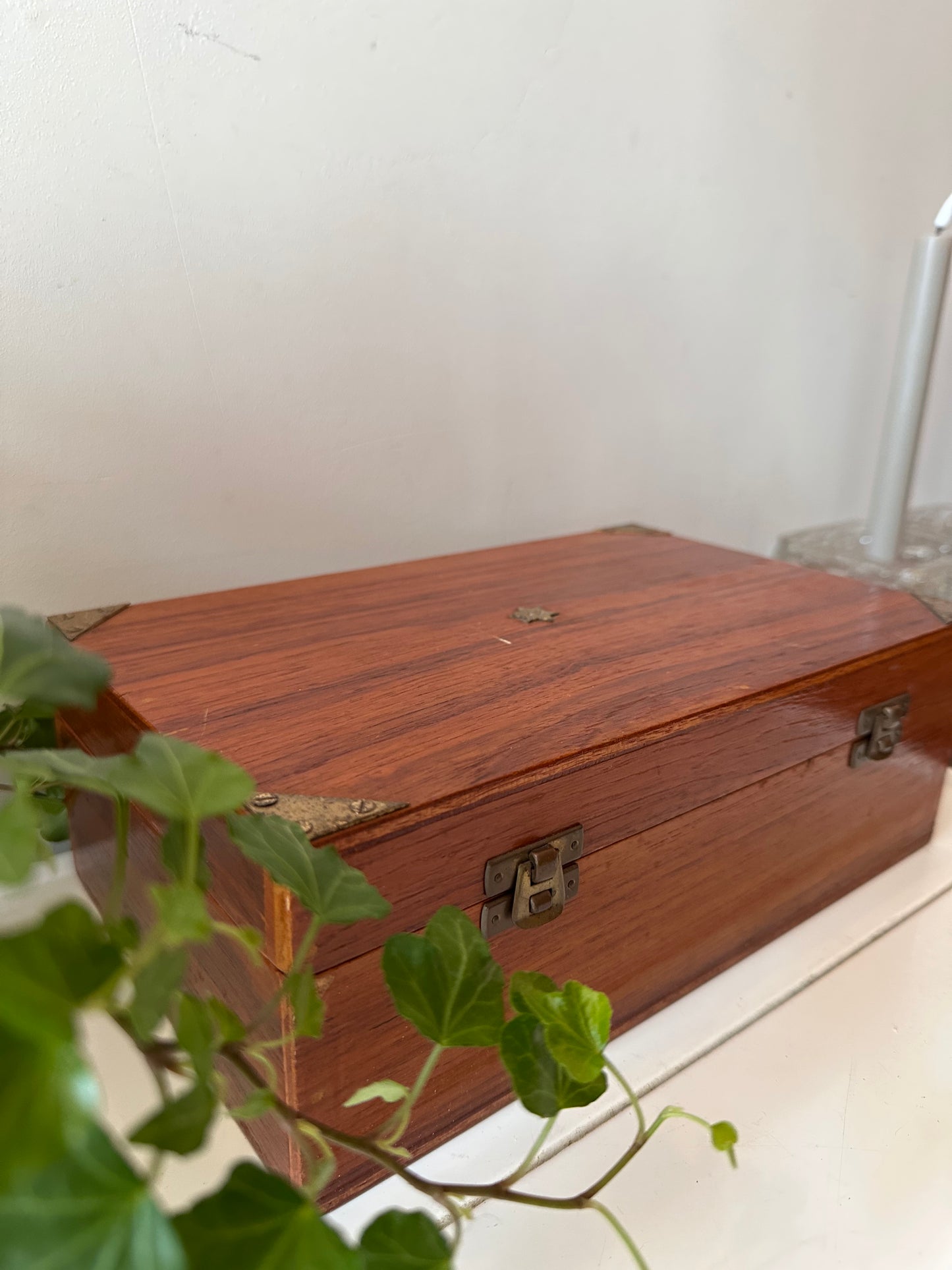 Houten bewaardoos met vakverdeling en messing beslag