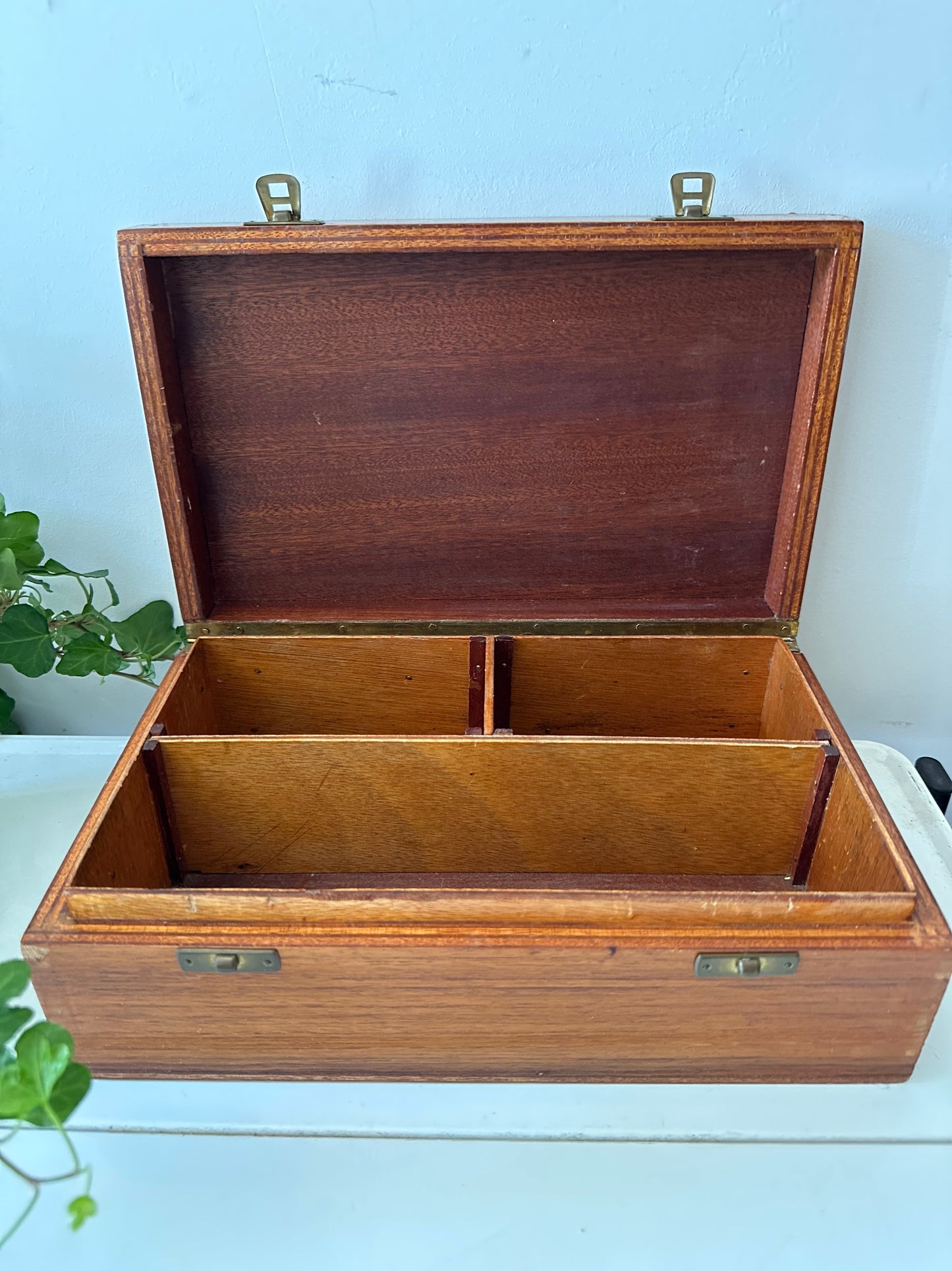 Houten bewaardoos met vakverdeling en messing beslag