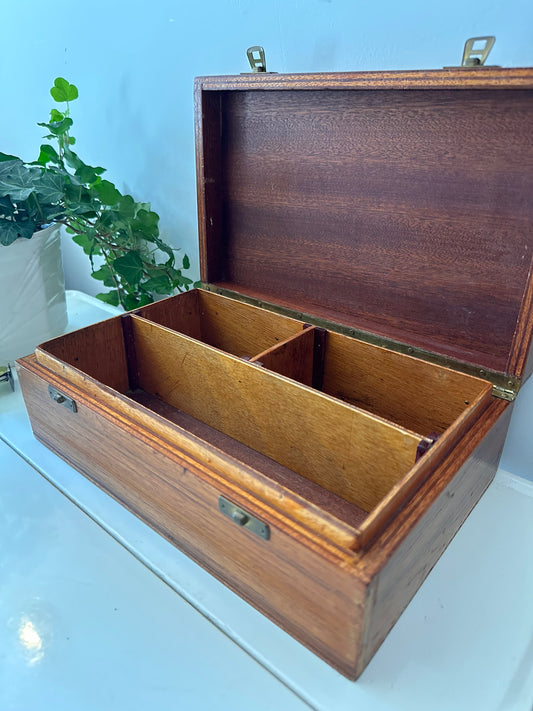 Houten bewaardoos met vakverdeling en messing beslag