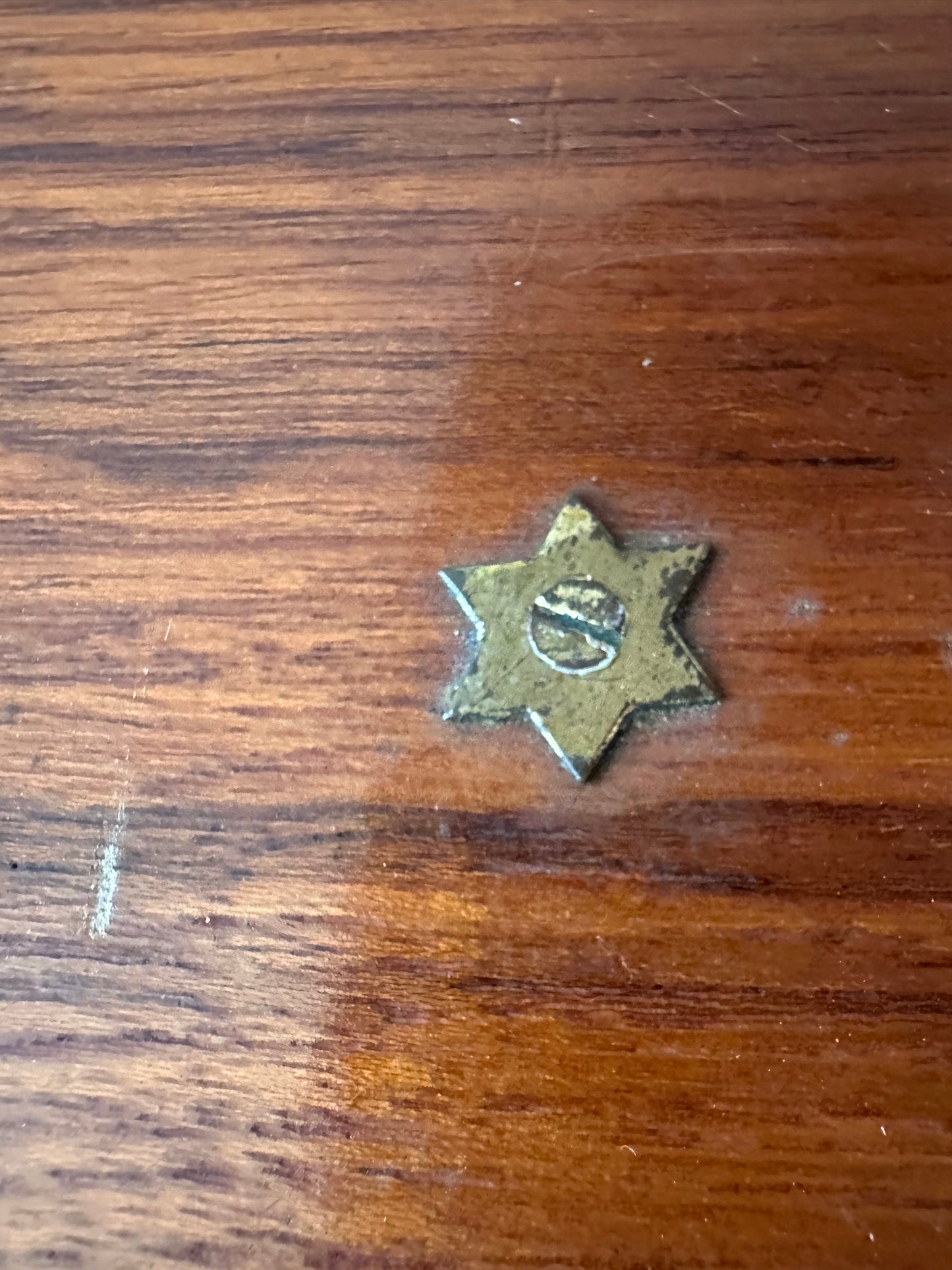 Houten bewaardoos met vakverdeling en messing beslag