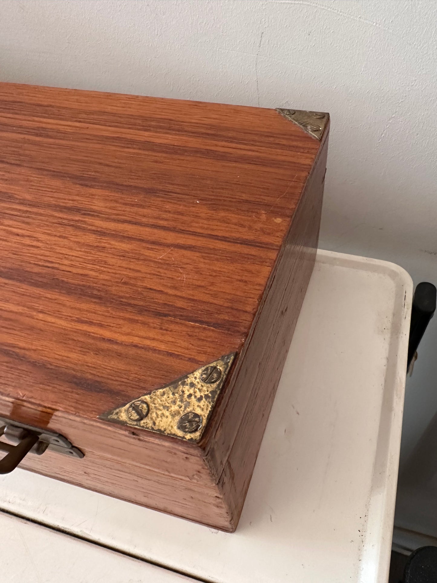 Houten bewaardoos met vakverdeling en messing beslag