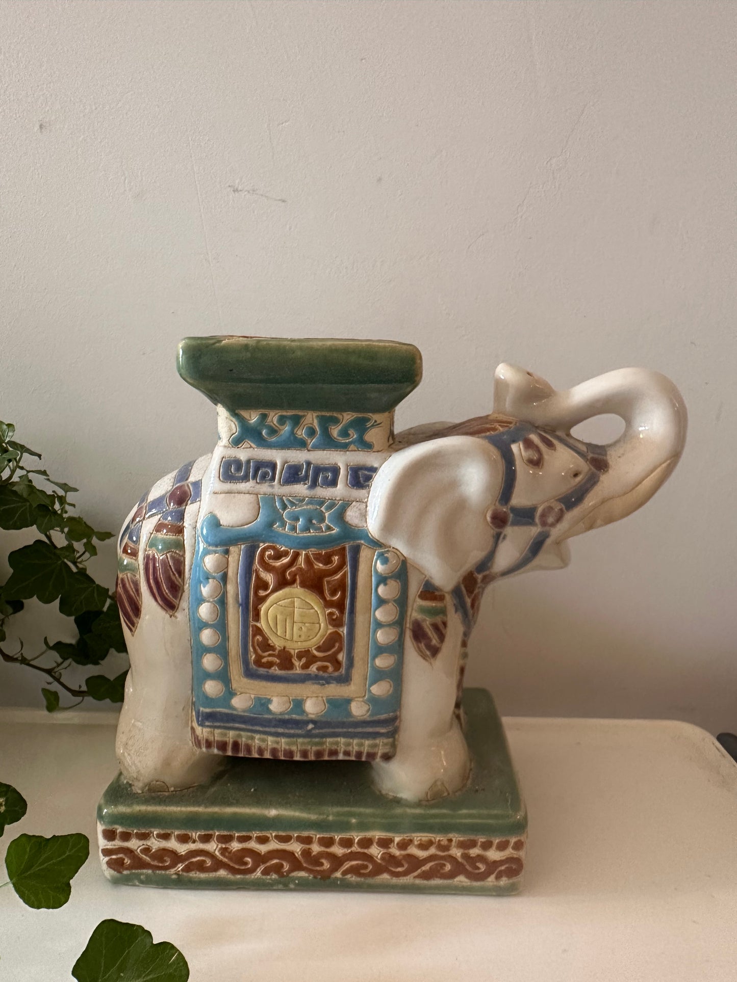 Klein keramieken plantentafeltje Olifant