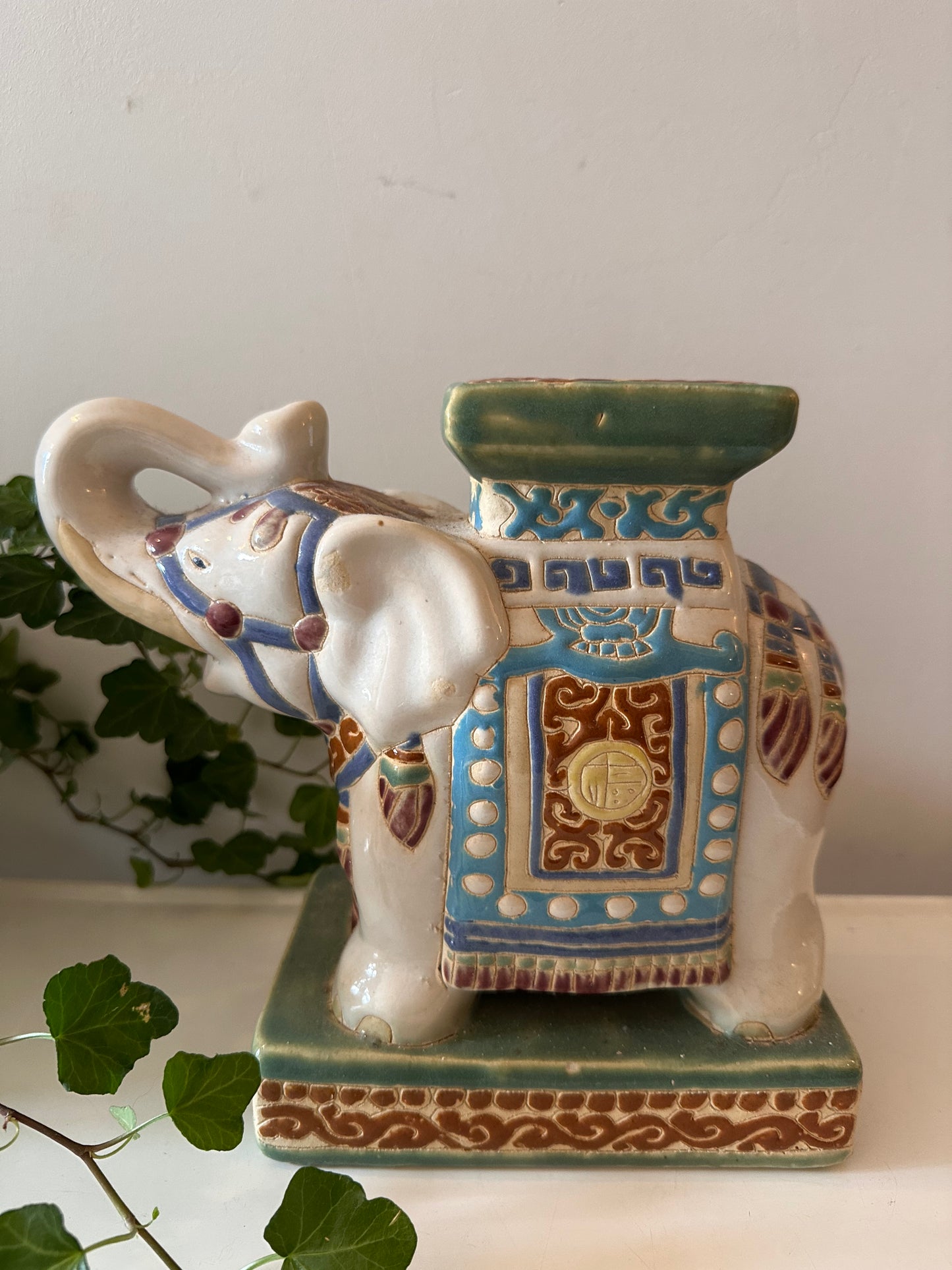 Klein keramieken plantentafeltje Olifant