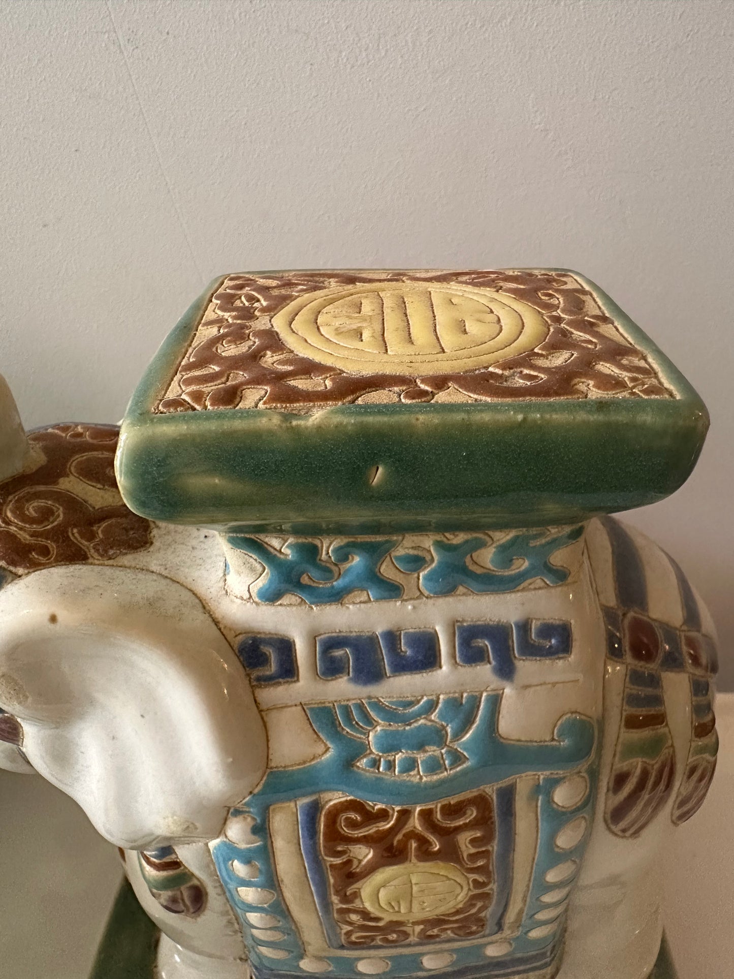 Klein keramieken plantentafeltje Olifant