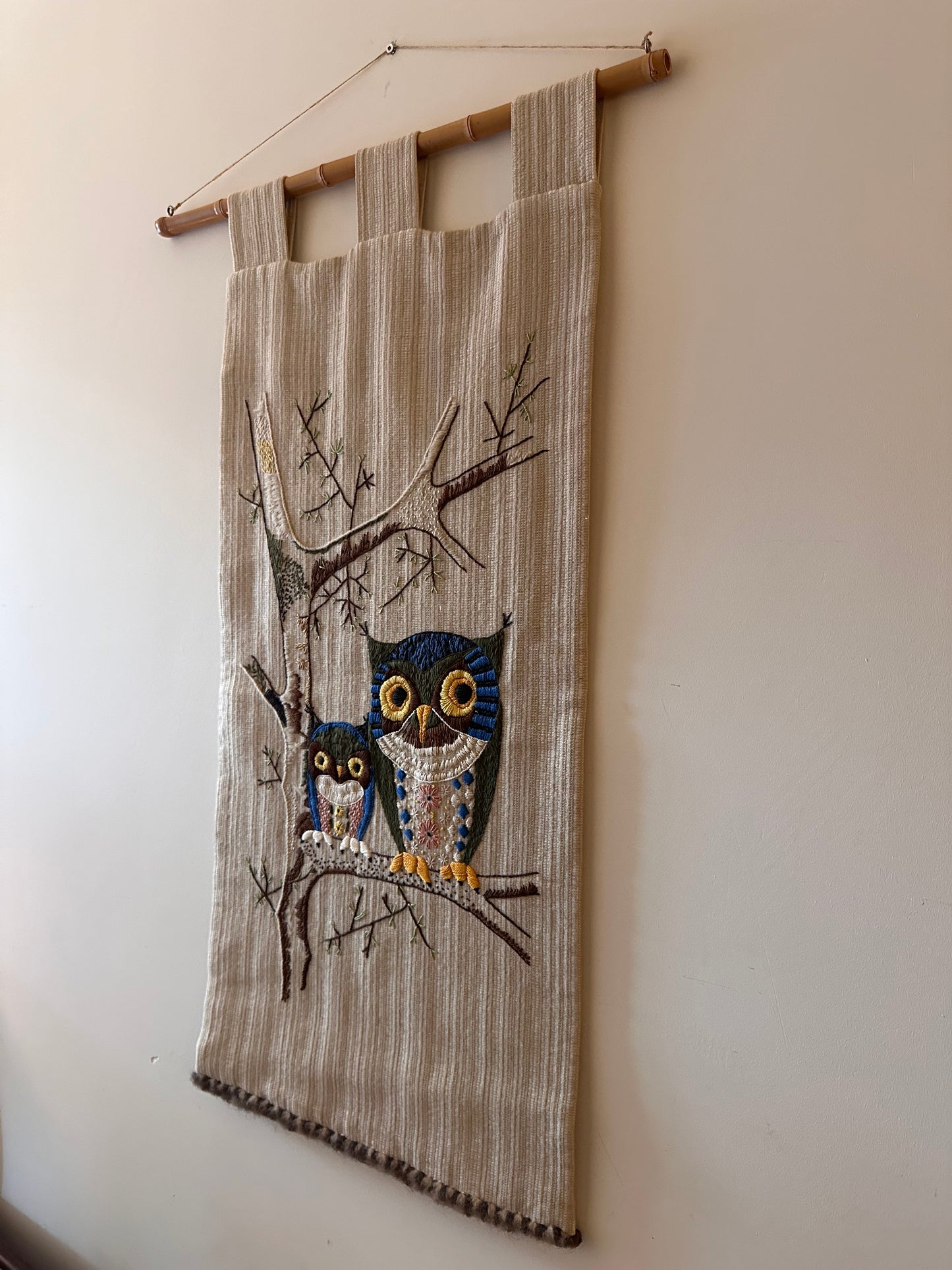 Wandkleed met geborduurde uilen jaren 70