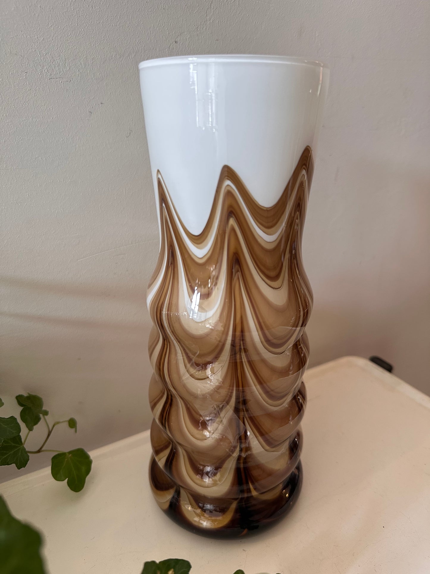 Swirl vaas bruin met wit glas