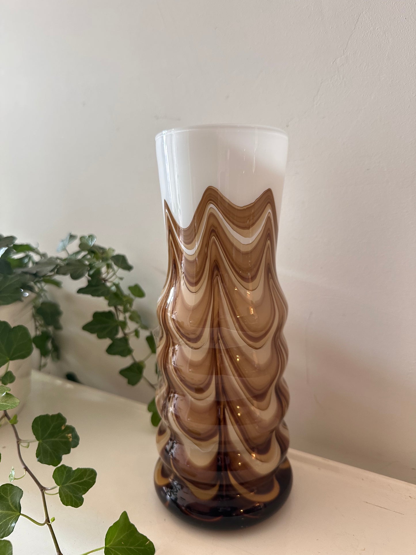 Swirl vaas bruin met wit glas