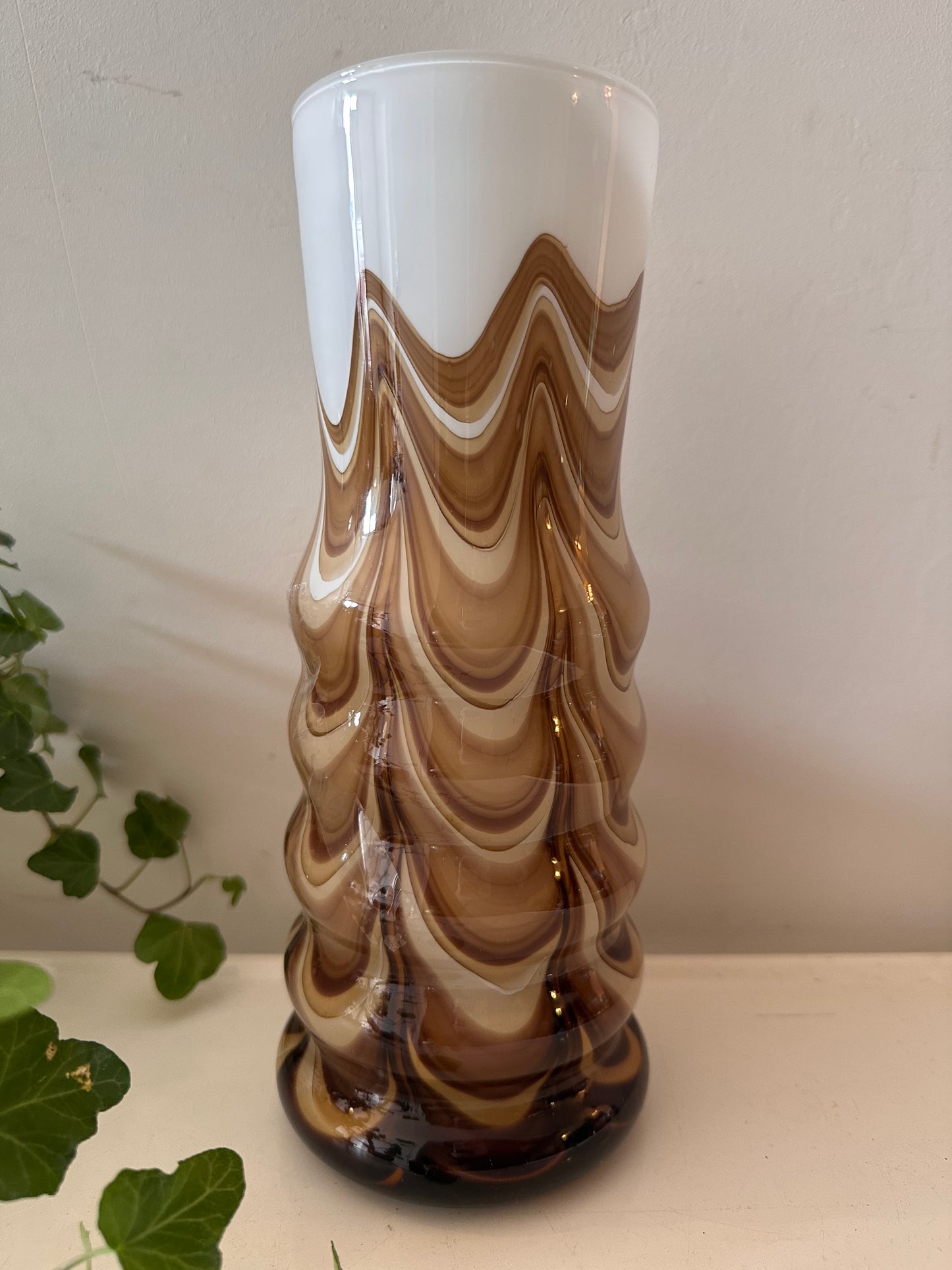 Swirl vaas bruin met wit glas