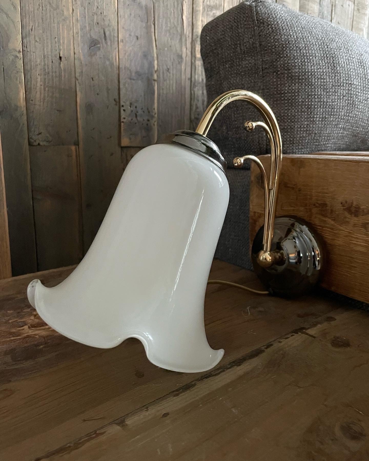 Wandlamp - Melkglas met koper - – South Vintage