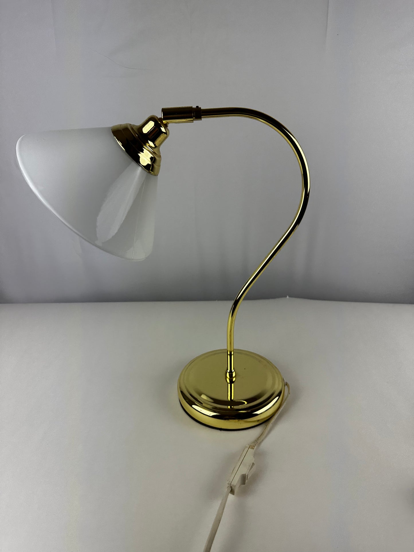 Messing lampje met melkglazen kap