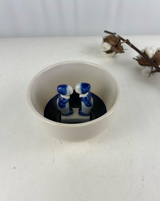 Vintage kom Delfts Blauw kussend stelletje