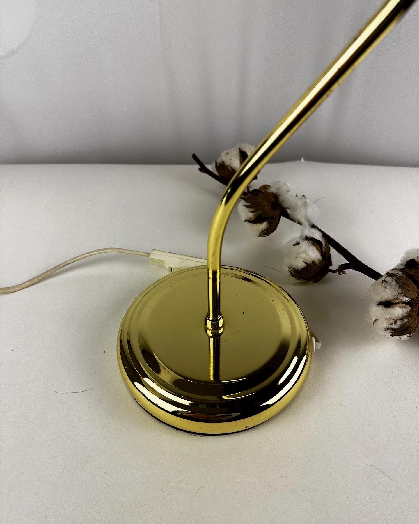 Messing lampje met melkglazen kap