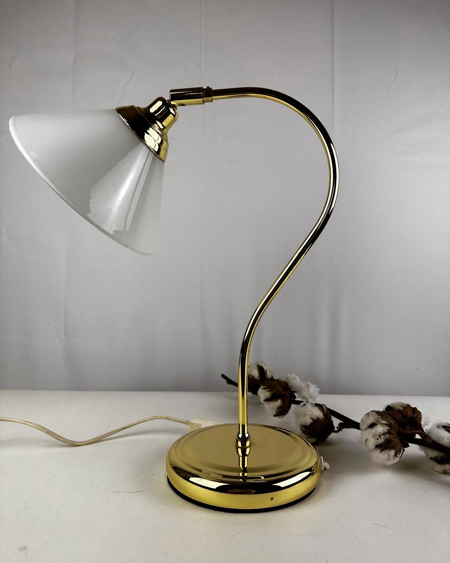 Messing lampje met melkglazen kap