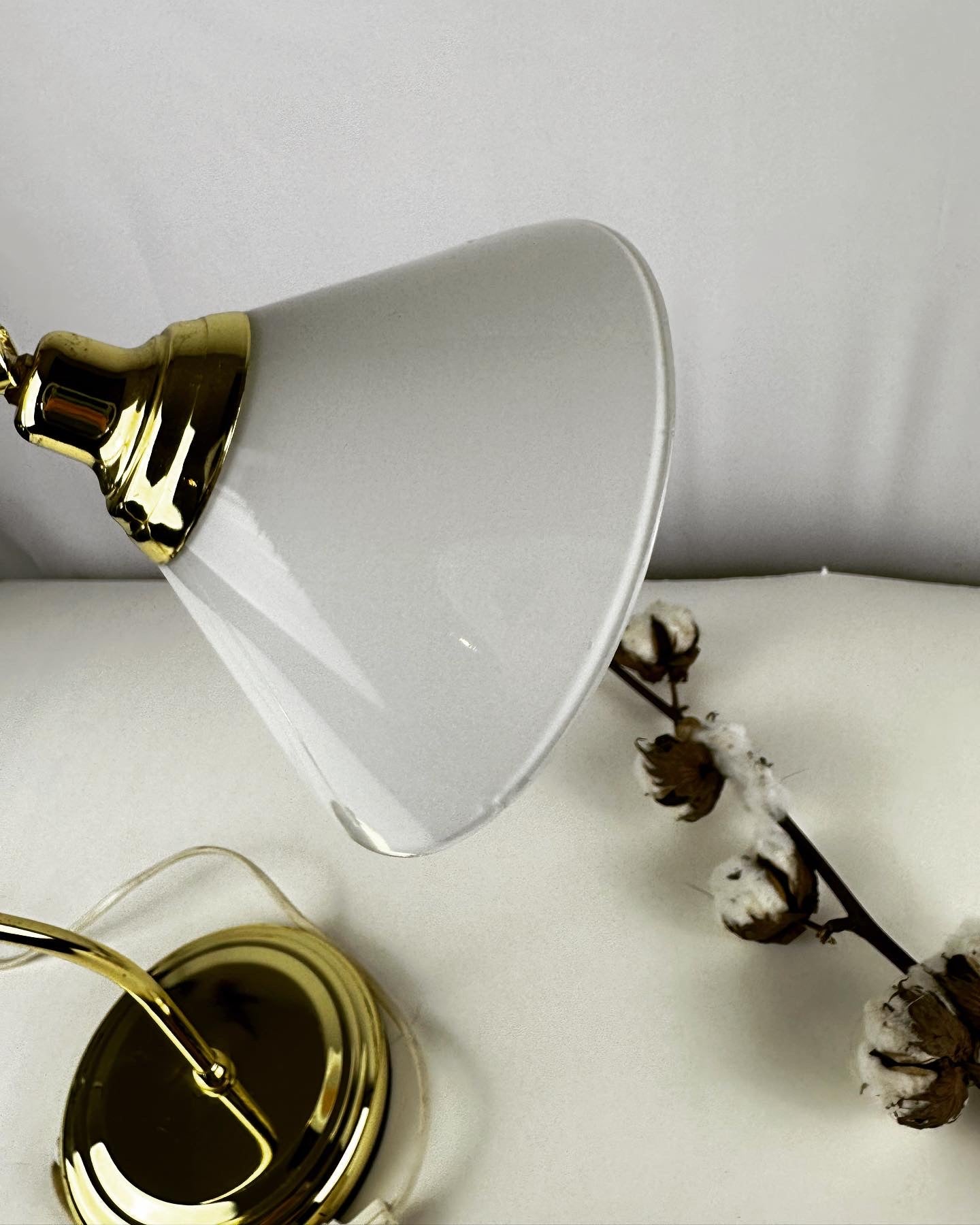 Messing lampje met melkglazen kap